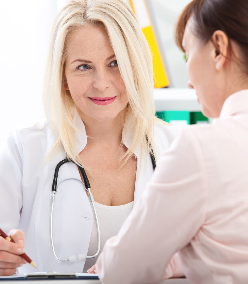 Doctor-consulting-patient-on-pelvic-reconstruction