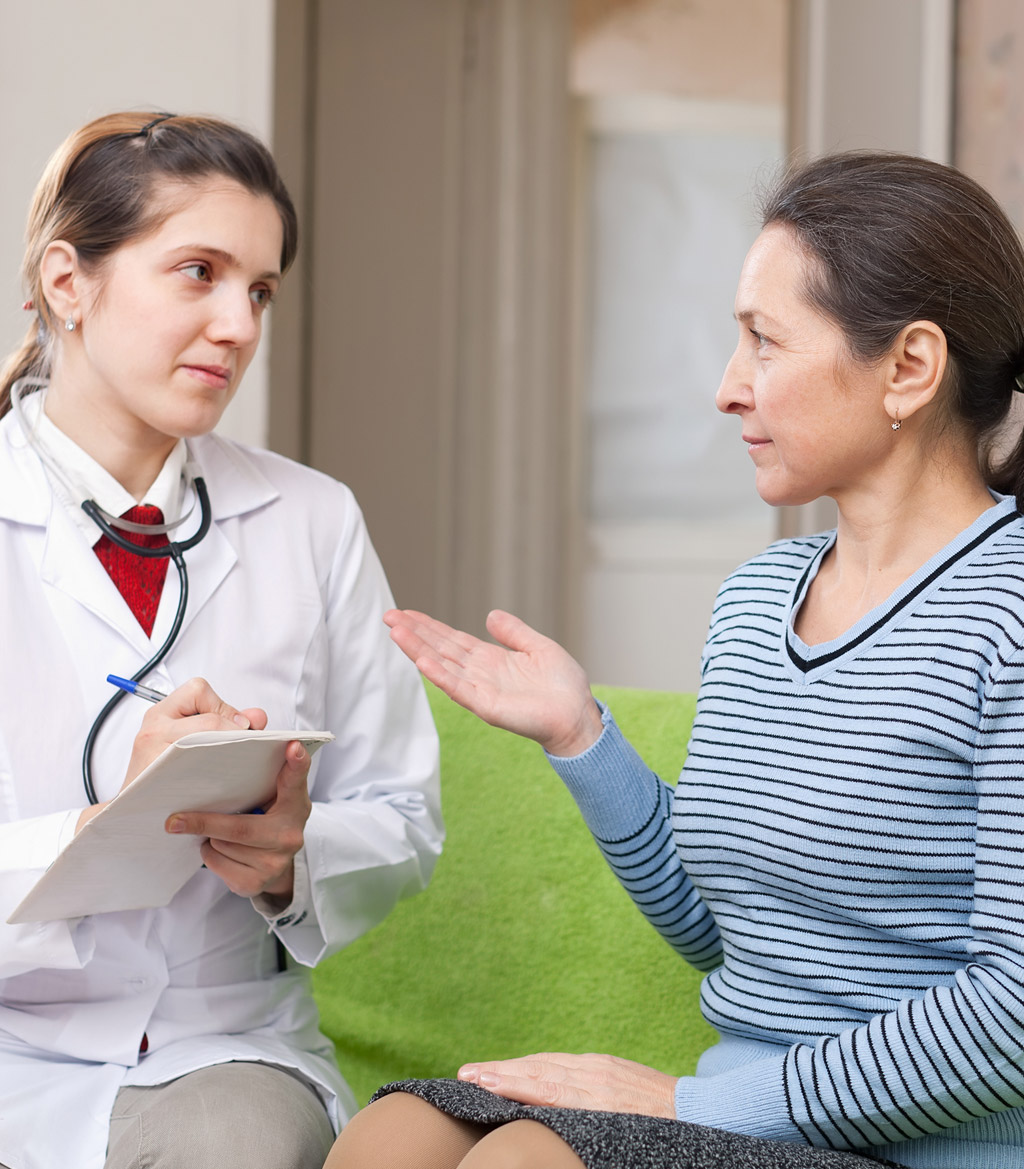 Doctor-discussing-sling-wit-female-patient