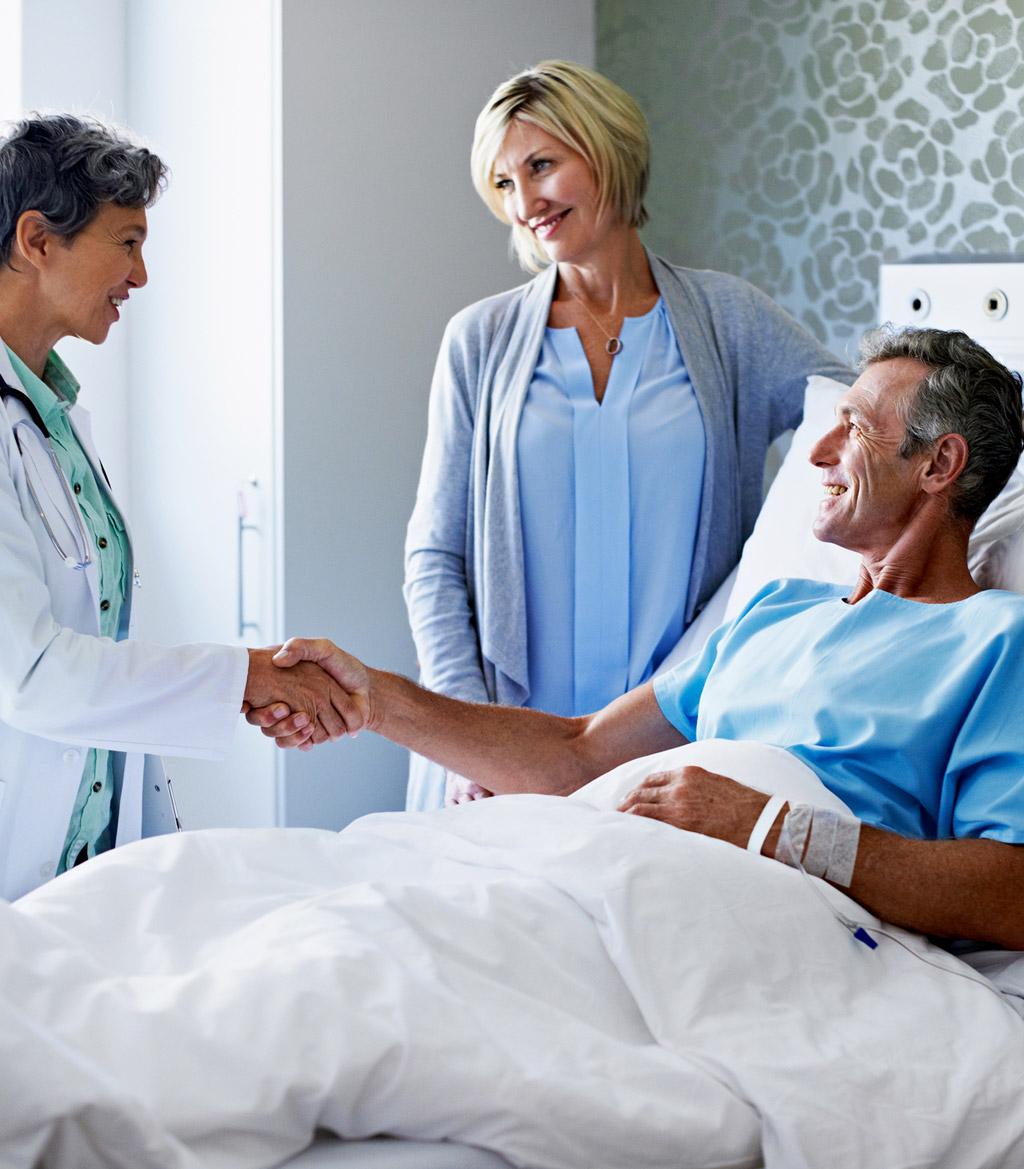 Female-doctor-shaking-the-hand-of-a-recovering-male-patient-after-Blue-Light-Cystoscopy-procedure
