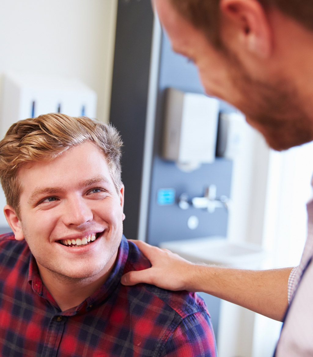 Specialist-speaking-to-patient-about-varicocele