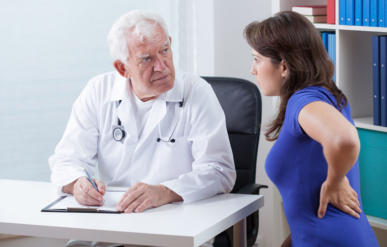 woman-describing-pain-from-ureter-cancer