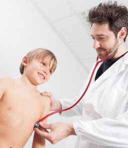 Doctor-examining-child-for-vesicoureteral-reflux