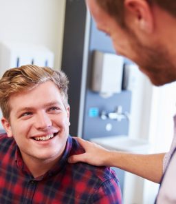 Specialist-speaking-to-patient-about-varicocele