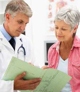 doctor-discussing-kidney-cyst-treatment