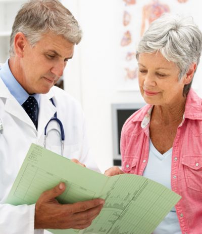 doctor-discussing-kidney-cyst-treatment